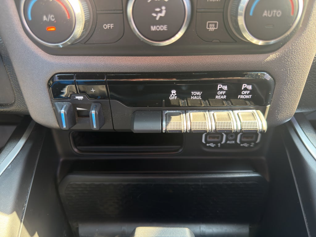 2020 RAM 1500 Big Horn Crew Cab 4x4 5'7" Box