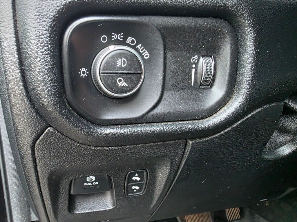 2020 RAM 1500 Big Horn Crew Cab 4x4 5'7" Box