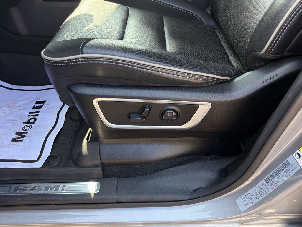 2020 RAM 1500 Laramie Crew Cab 4x4 5'7" Box