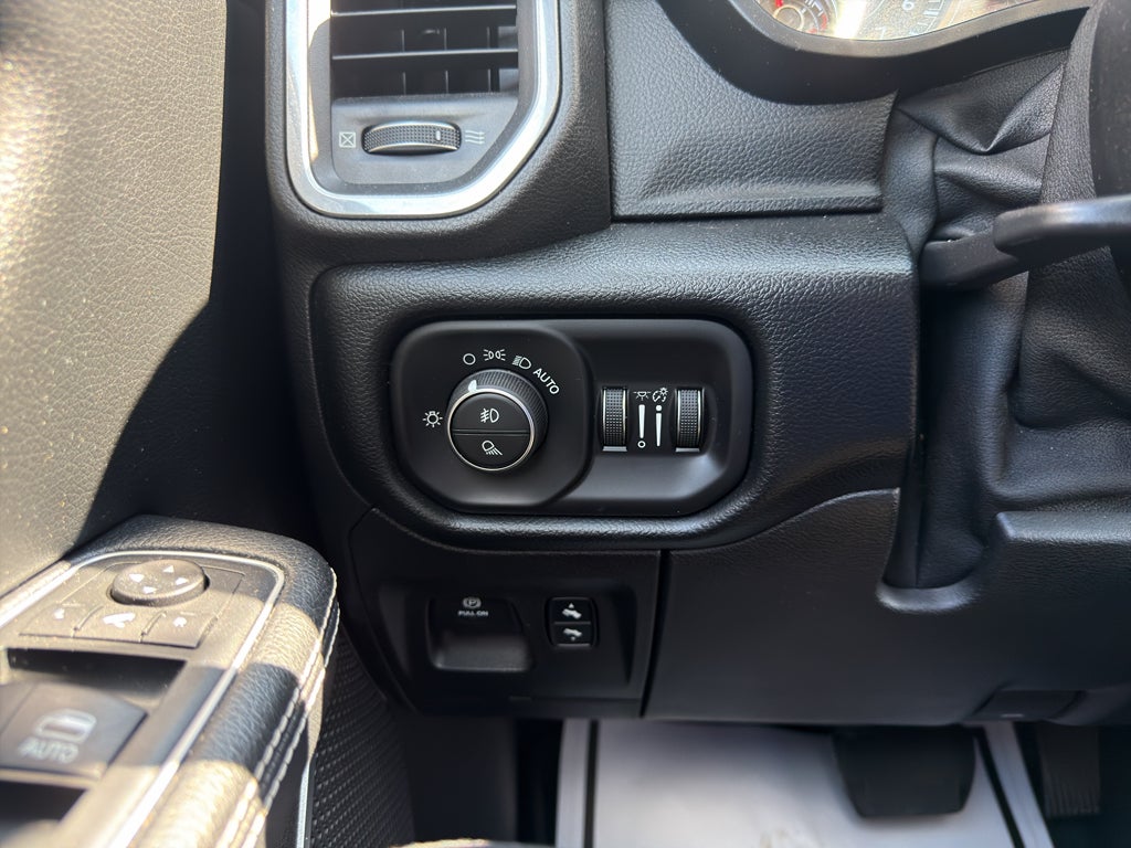 2020 RAM 1500 Laramie Crew Cab 4x4 5'7" Box