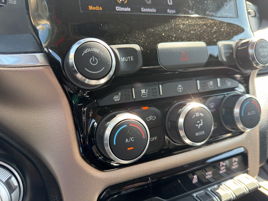 2020 RAM 1500 Laramie Crew Cab 4x4 5'7" Box